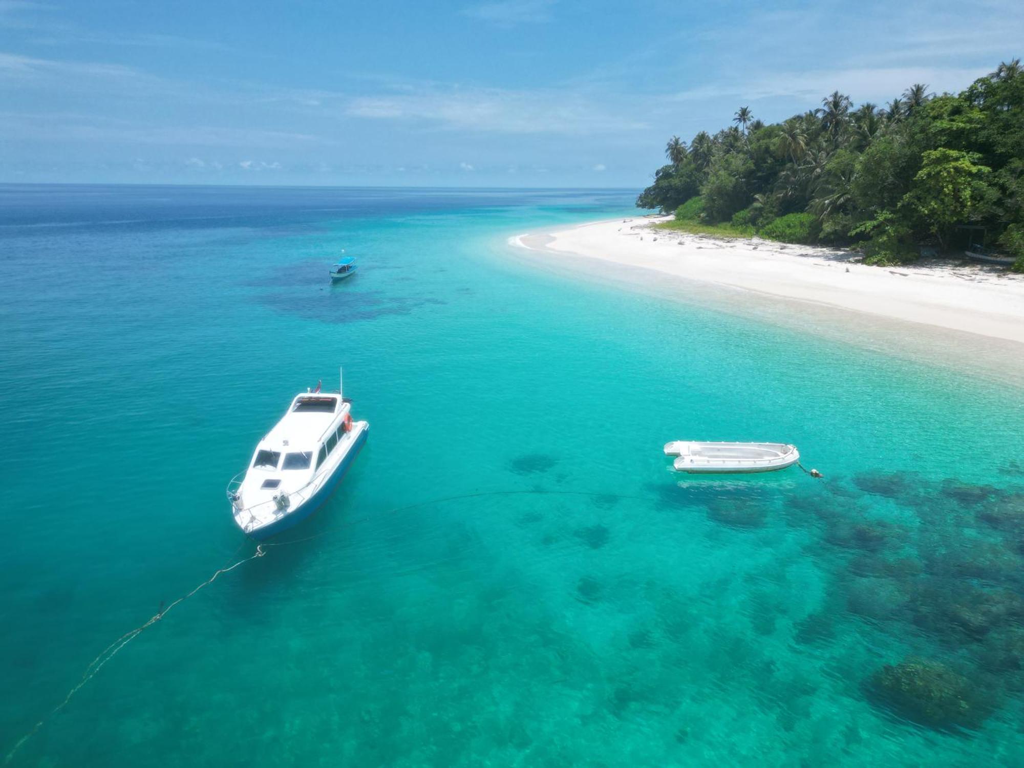 Pinang Island - Private Island Sea View Bungalows Singkil  외부 사진