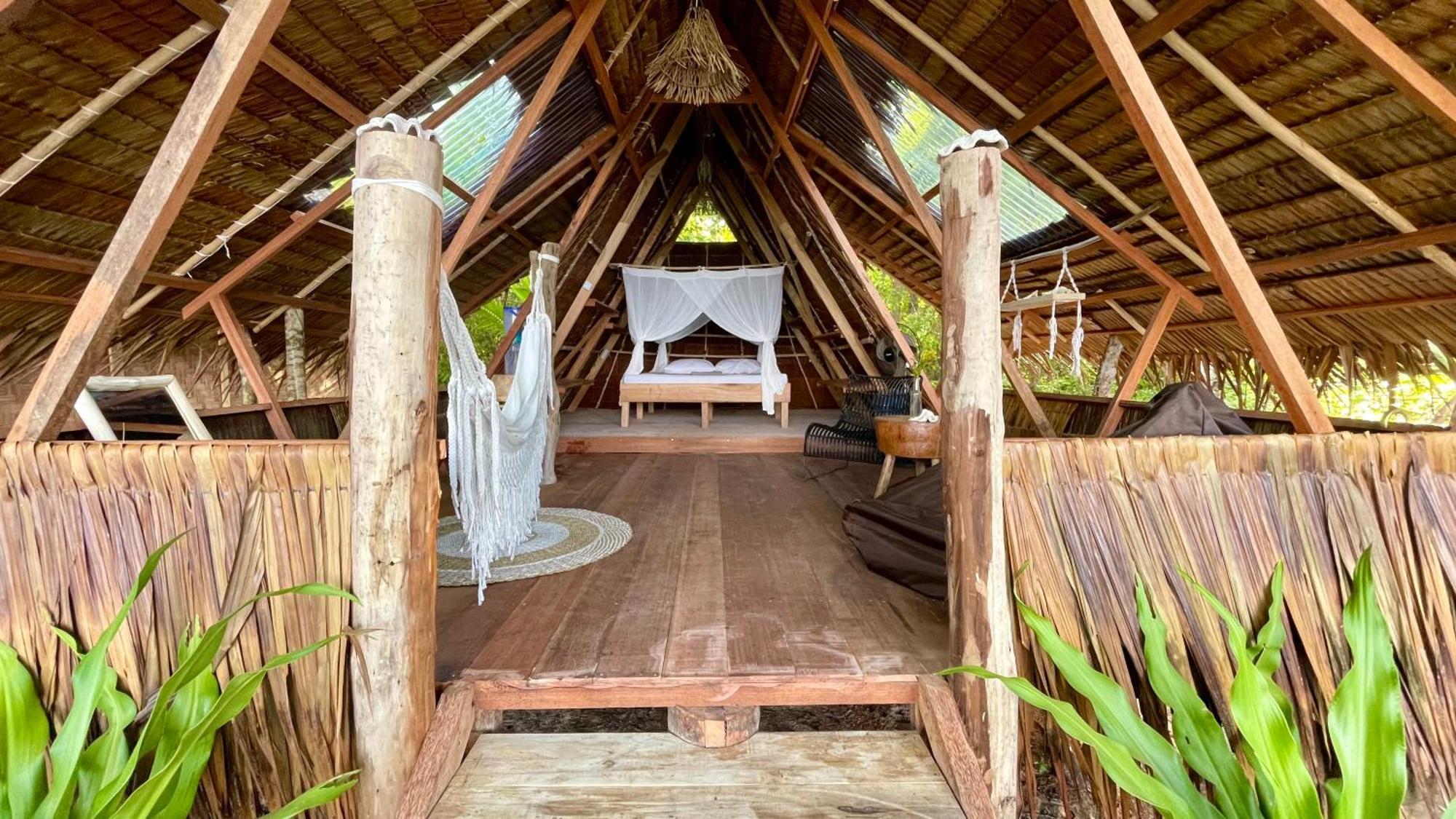Pinang Island - Private Island Sea View Bungalows Singkil  객실 사진
